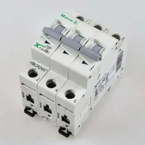 Weißer Schutzschalter von Remko mit mehreren Schaltkreisen und Betätigungshebeln zur Steuerung elektrischer Geräte, montiert auf einer hellen Oberfläche.