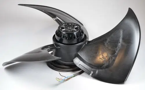 Verflüssigerventilator von Remko mit mehreren, gebogenen Blättern und einem zentralen Motor. Die Kabel für den Anschluss sind sichtbar und uneingefärbt.