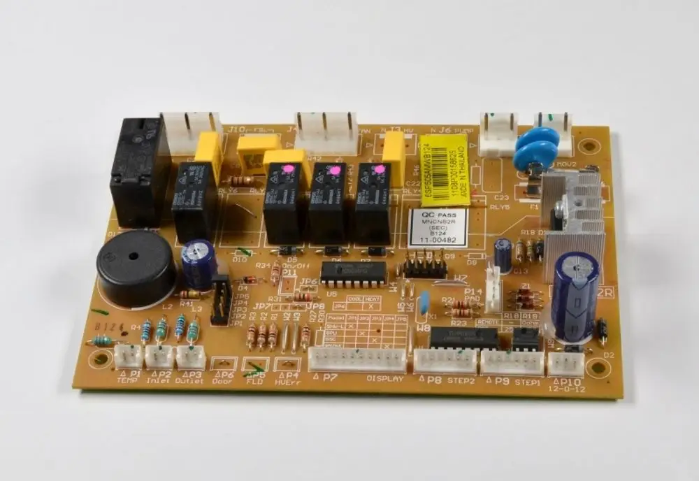 Steuerplatine von Remko mit verschiedenen elektronische Komponenten, darunter Relais, Widerstände und Kondensatoren, auf einer Leiterplatte in brauner Farbe.