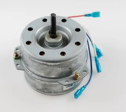 Remko Ventilatormotor mit Metallgehäuse, rundem Einstieg, freiliegender Achse und Anschlusskabeln in verschiedenen Farben.