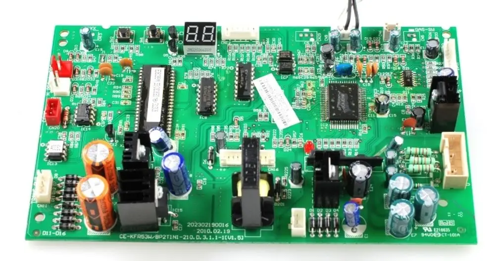 Steuerplatine mit Display, ausgestattet mit verschiedenen elektronischen Komponenten und Anschlüssen, hergestellt von Remko.