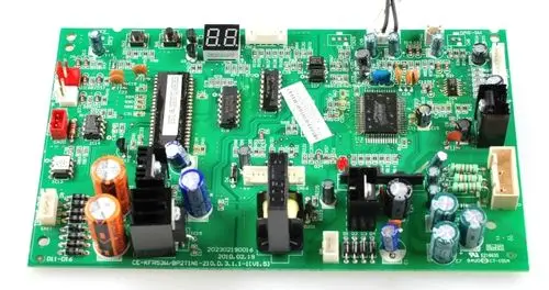 Steuerplatine mit Display, ausgestattet mit verschiedenen elektronischen Komponenten und Anschlüssen, hergestellt von Remko.