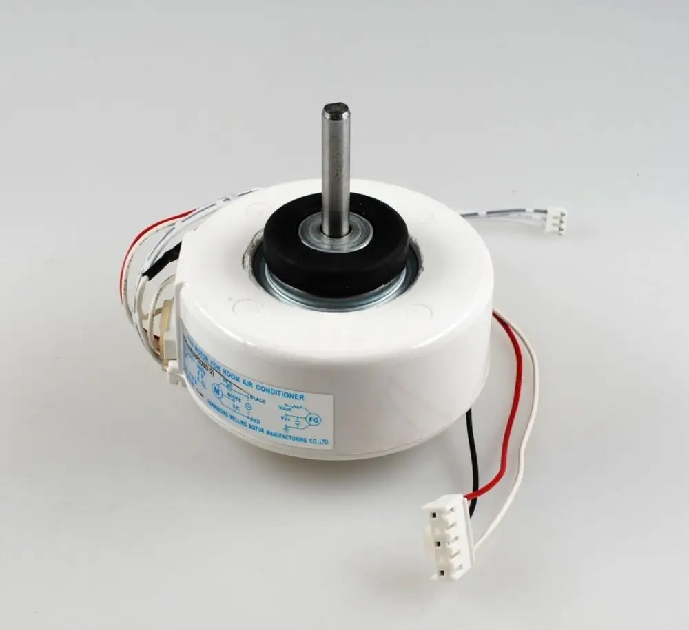 Remko Ventilatormotor mit einer runden weißen Gehäuseform und mehreren Kabelanschlüssen. Der Motor hat eine zentrale Achse und ist für den Einsatz in Klimaanlagen konzipiert.