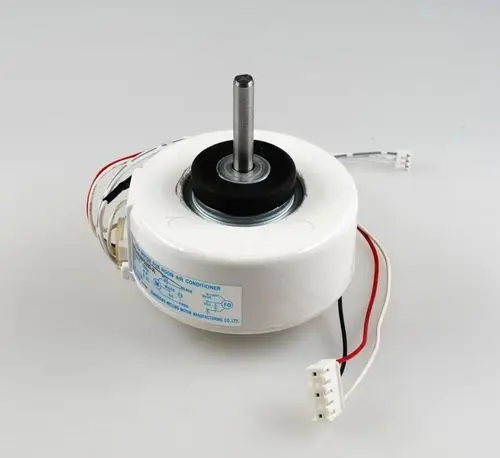 Remko Ventilatormotor mit einer runden weißen Gehäuseform und mehreren Kabelanschlüssen. Der Motor hat eine zentrale Achse und ist für den Einsatz in Klimaanlagen konzipiert.