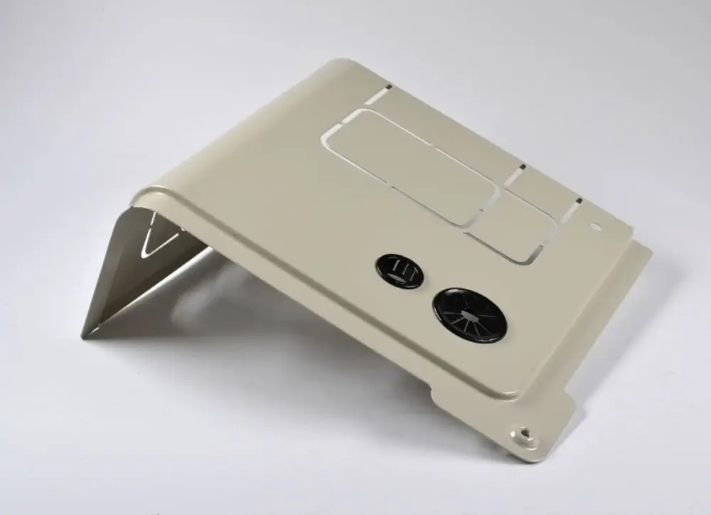 Abdeckung für eine technische Anwendung, beige Farbe, mit zwei Lüftungsschlitzen und einer seitlichen Halterung. Produkt von Remko, funktionales Design.
