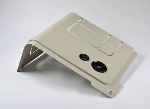 Abdeckung für eine technische Anwendung, beige Farbe, mit zwei Lüftungsschlitzen und einer seitlichen Halterung. Produkt von Remko, funktionales Design.