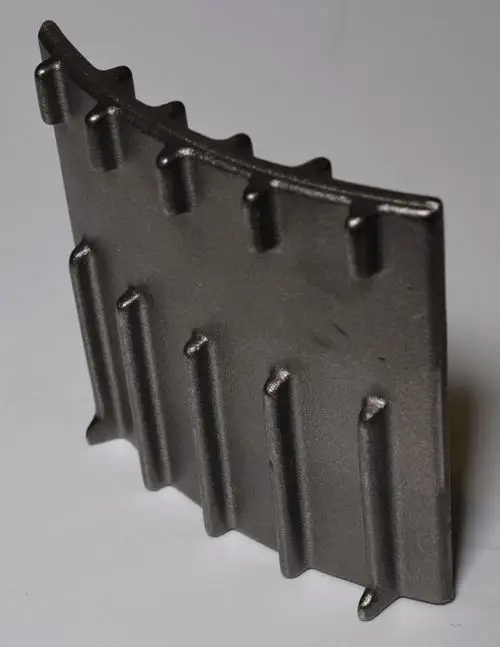 Produkttypischer Wirbulator von Remko, metallisch mit einer gebogenen Form und mehreren hervorstehenden Rippen zur Unterstützung der Luftführung.