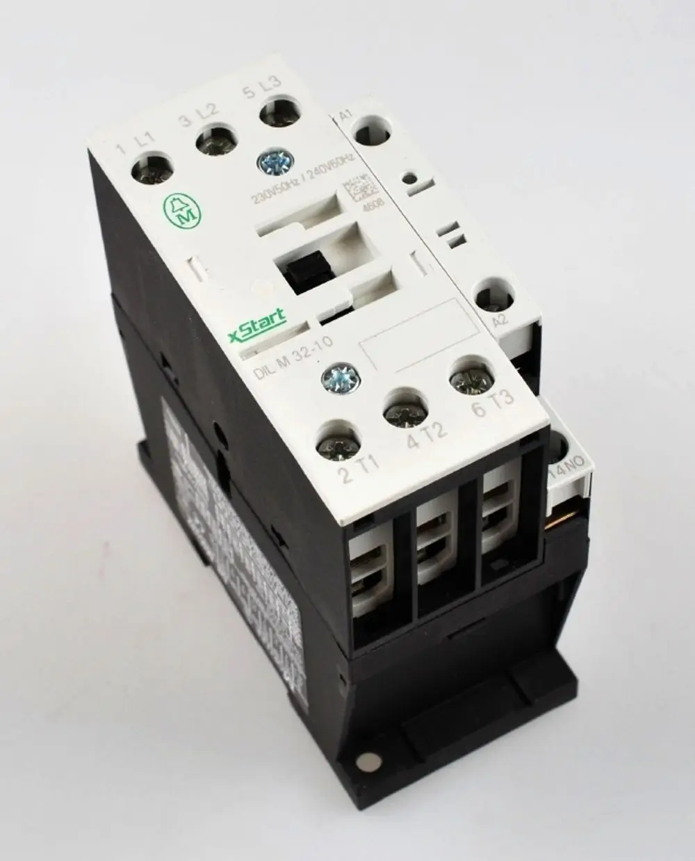 Schütz von Remko mit mehreren Anschlussklemmen und einem Schalter, zur Steuerung elektrischer Geräte, insbesondere für Kompressoren.