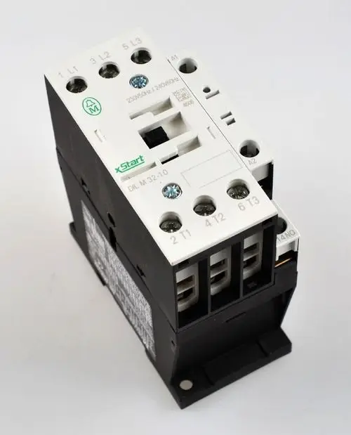 Schütz von Remko mit mehreren Anschlussklemmen und einem Schalter, zur Steuerung elektrischer Geräte, insbesondere für Kompressoren.