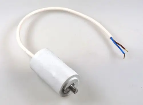 Weißer zylindrischer Kondensator mit zwei elektrischen Anschlussdrähten, hergestellt von Remko, für die Verwendung in Verflüssiger-Ventilatoren.