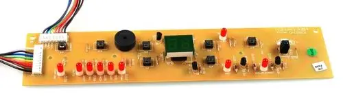 Platine mit Tasten, LEDs, einem Display und Lautsprecher, die möglicherweise für die Steuerung von Remko-Geräten verwendet wird. Kabelanschlüsse sind sichtbar.