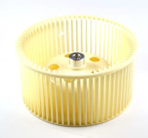 Ventilatorrad aus hellem Kunststoff mit Rippenstruktur, mittig mit einer Metallachse versehen. Geeignet für verschiedene Modelle, darunter Remko-Produkte.