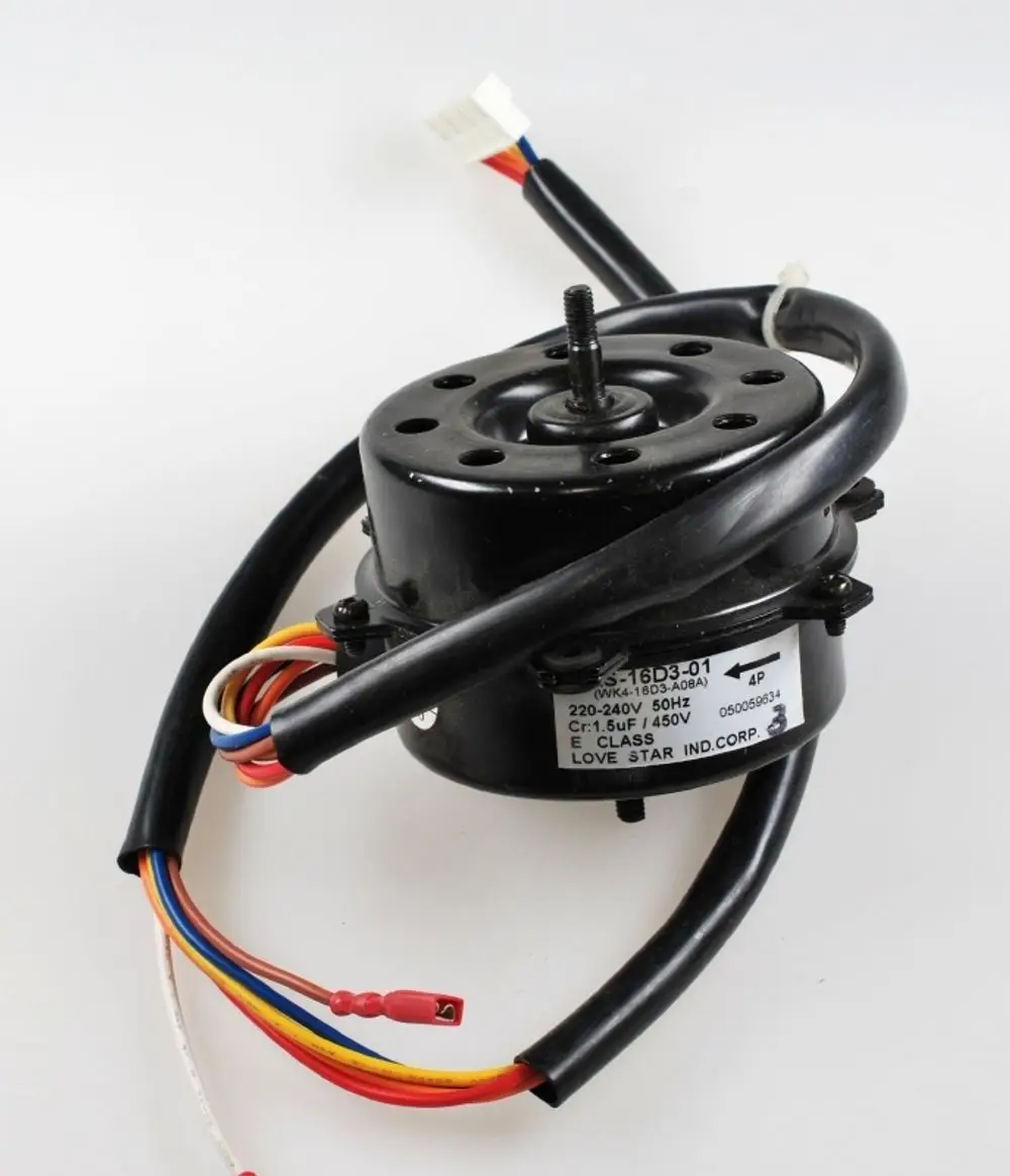Schwarzer Ventilatormotor mit mehreren Anschlusskabeln, auf dem Gehäuse sind technische Informationen erkennbar. Hersteller ist Remko.