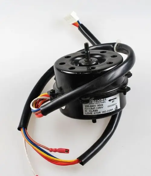 Schwarzer Ventilatormotor mit mehreren Anschlusskabeln, auf dem Gehäuse sind technische Informationen erkennbar. Hersteller ist Remko.