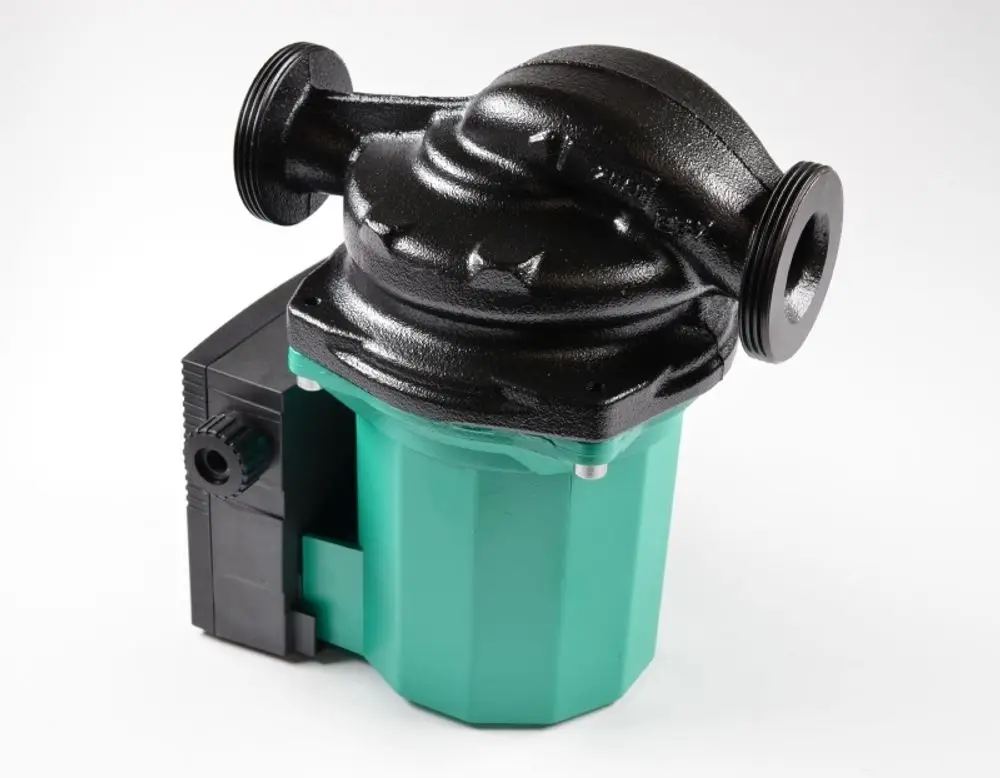 Schwarze Umwälzpumpe mit grünem Gehäuse und elektrischem Anschluss. Produkt von Remko, geeignet für Heizungsanwendungen und Flüssigkeitstransport.