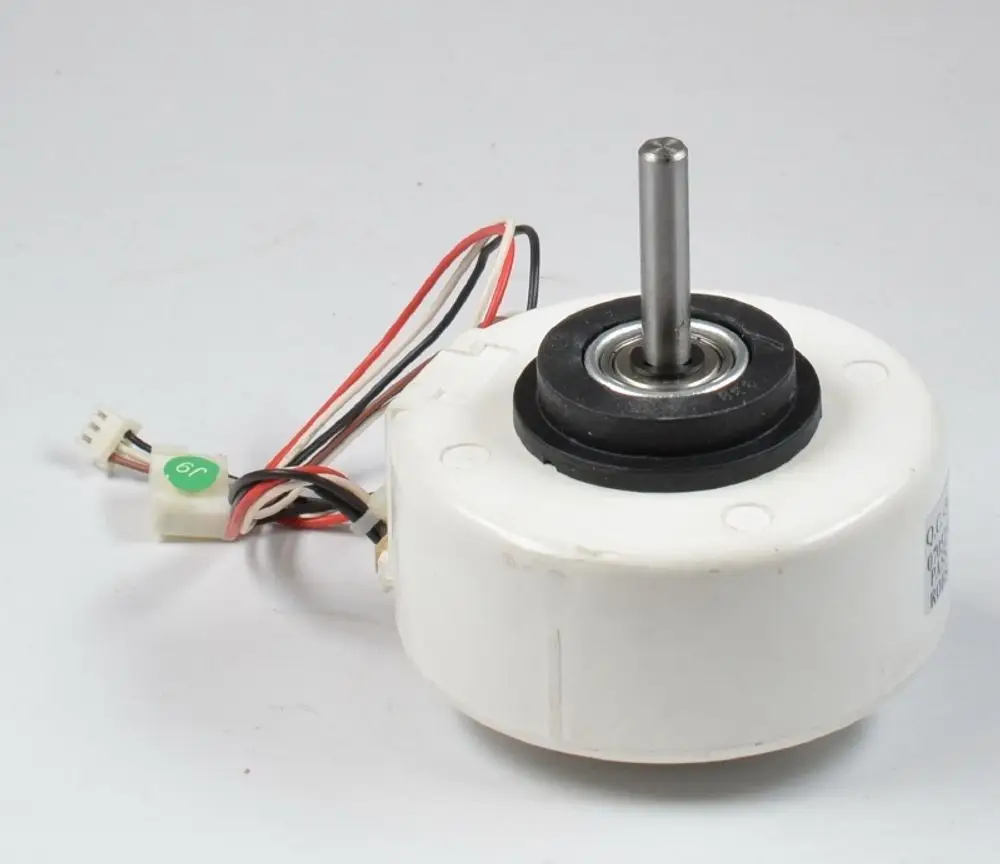 Remko Ventilatormotor mit Metallschnecke und elektrischen Anschlüssen, für den Einsatz in Belüftungssystemen oder Klimaanlagen.