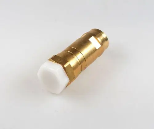 Schnellkupplung aus Metall mit weißem Kunststoffkopf, verwendet in technischen Anwendungen. Hersteller ist Remko.