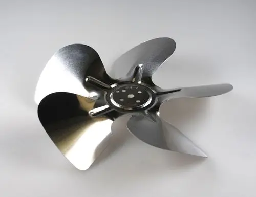 Ventilatorflügel von Remko aus Metall mit vier Blättern, die in einer zentralen Halterung montiert sind. Der Flügel hat eine glatte Oberfläche und ist für industrielle Anwendungen geeignet.