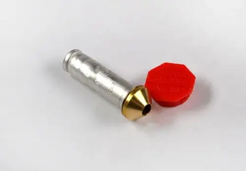Einspritzdüse aus Metall mit einer roten Abdeckung, beschriftet mit "Danfoss D68-2006 No. 03" und dem Logo von Remko, liegt auf weißem Untergrund.