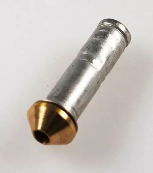 Einspritzdüse mit metallischem Körper und konischer Spitze, gefertigt von Remko. Die Düse zeigt eine einfache, funktionale Form ohne erkennbare Markierungen.