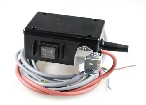 Schaltkasten von Remko mit einem Bedienfeld und mehreren elektrischen Kabeln. Der Kasten enthält eine Anschlussvorrichtung und ist für elektrische Steuerungen konzipiert.