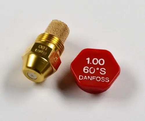Danfoss Öldüse mit goldfarbenem Metallgehäuse und feinem Filter, daneben rotes Kunststoffteil mit Aufschrift, hergestellt von Remko.