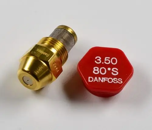 Öldüse von Remko in Goldfarbe mit feinem Sieb, neben einem roten Verschluss. Der Verschluss trägt die Aufschrift "3.50 80°S DANFOSS".