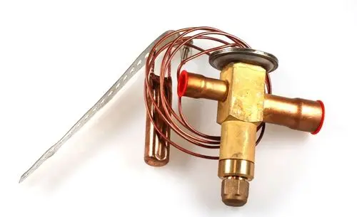 Remko Expansionsventil aus Messing und Kupfer mit Rohren und Fittings, für Anwendungen in Kälte- und Klimatechnikanlagen.