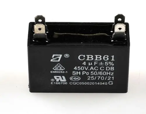 Schwarzer Kondensator mit Anschlüssen, beschriftet mit technischen Daten wie Kapazität und Spannung, hergestellt von Remko. Geeignet für elektrische Anwendungen.