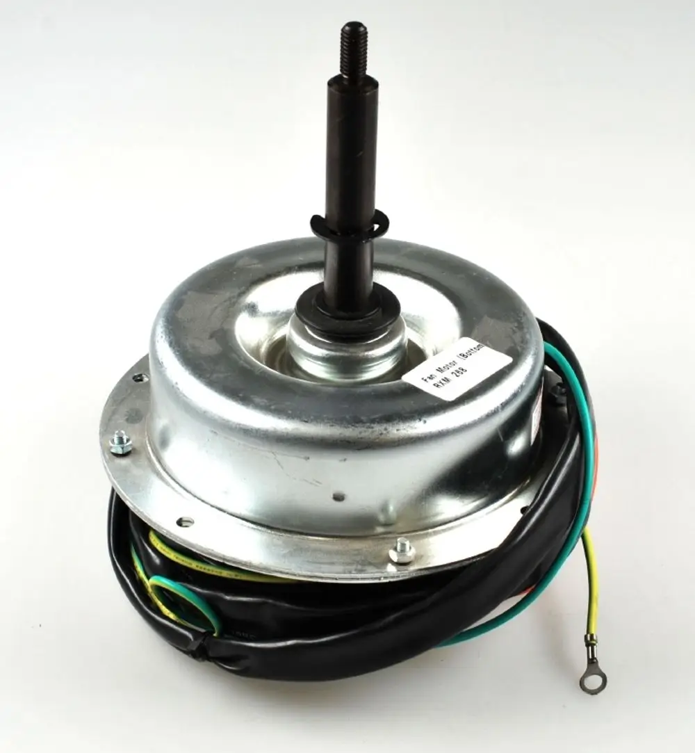 Remko Ventilatormotor mit schwarzem Kabelbaum, sichtbarem Anschluss und gewölbter Metallabdeckung oben, zur Verwendung in Klimaanlagen oder Kühlsystemen.