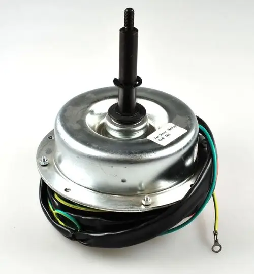 Remko Ventilatormotor mit schwarzem Kabelbaum, sichtbarem Anschluss und gewölbter Metallabdeckung oben, zur Verwendung in Klimaanlagen oder Kühlsystemen.