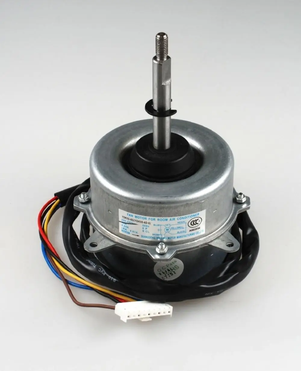 Ventilatormotor mit Metallgehäuse und Anschlusskabeln. Er ist für die Verwendung in Klimaanlagen konzipiert und könnte von der Marke Remko stammen.