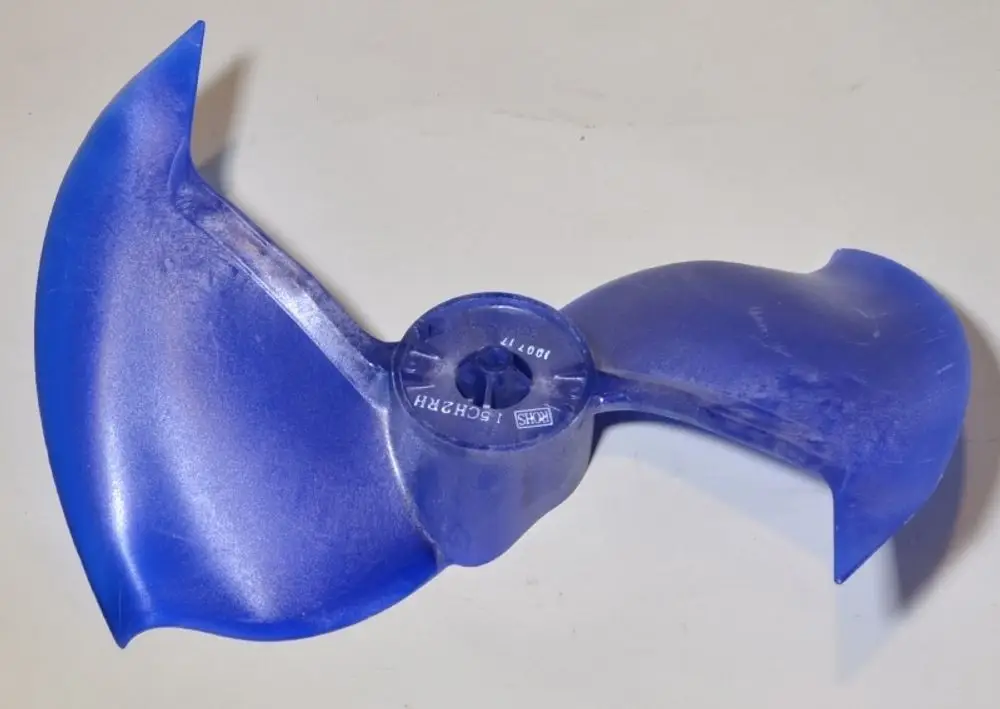 Blaue Ventilatorflügel von Remko, geeignet für den Verflüssiger, mit einer asymmetrischen Form und einem zentralen Befestigungspunkt.