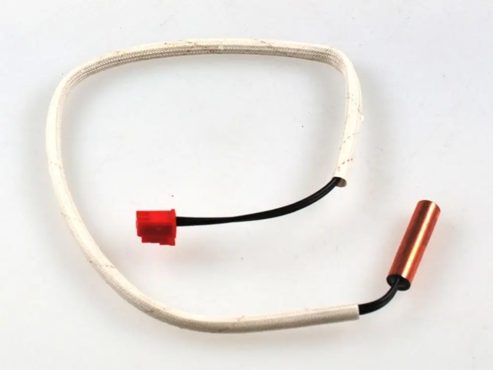 Sensor mit einem roten Stecker und einem Kupferende, ummantelt mit einem weißen Gewebe, von der Marke Remko.