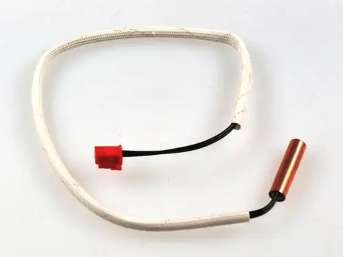 Sensor mit einem roten Stecker und einem Kupferende, ummantelt mit einem weißen Gewebe, von der Marke Remko.