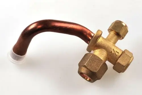 Bronze- und Kupferarmatur mit mehreren Anschlüssen und einem gebogenem Rohr. Teil eines Systems von Remko zur Steuerung von Flüssigkeits- oder Gasfluss.