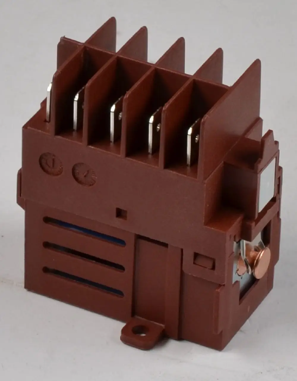 Brauner Schaltschütz mit mehreren Kontaktblöcken, gefertigt von Remko. Das Produkt hat eine kompakte Bauweise mit einer montierbaren Halterung an der Seite.