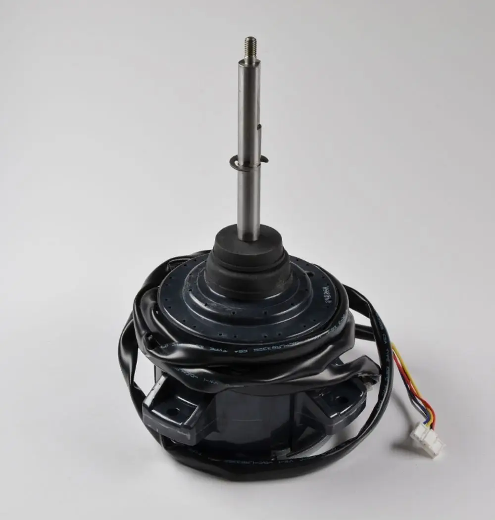Ventilatormotor von Remko, Kabelanschnitt und Befestigungselemente sichtbar, zylindrische Bauform mit zentraler Welle, für den Einsatz in Geräten zur Belüftung oder Klimatisierung.