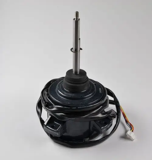 Ventilatormotor von Remko, Kabelanschnitt und Befestigungselemente sichtbar, zylindrische Bauform mit zentraler Welle, für den Einsatz in Geräten zur Belüftung oder Klimatisierung.