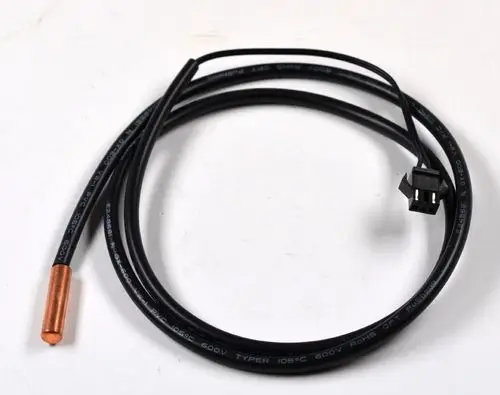 Sensor mit einem metallischen Kopf und einem erkennbaren Stecker, auf einem schwarzen Kabel. Produkt von Remko zur Temperaturmessung in Verdampfersystemen.