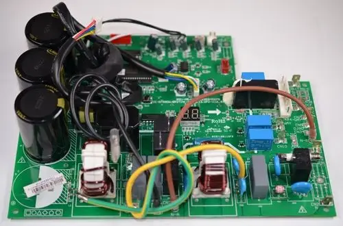 Steuerplatine von Remko mit mehreren elektrischen Komponenten, Kabelverbindungen und einem Display. Die Schaltung ist auf einer grünen Leiterplatte angebracht.
