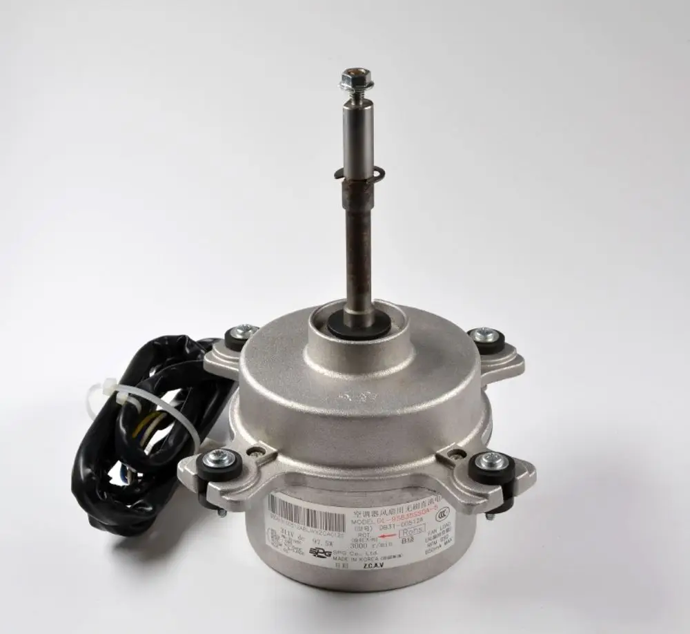 Ventilatormotor der Marke Remko mit metallischem Gehäuse, einer vertikalen Welle in der Mitte und einem schwarzen Kabelanschluss auf der linken Seite.