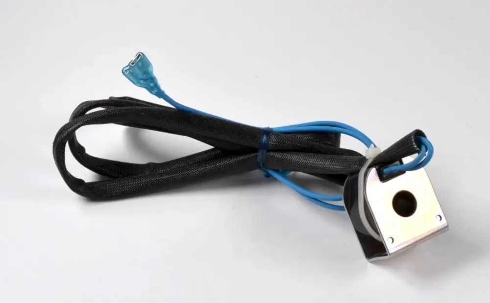 Magnetventilspule mit zwei blauen Drähten, verbunden mit einer Metallplatte. Produkt von Remko, geeignet für spezifische Anwendungen in Heiz- oder Kühlsystemen.
