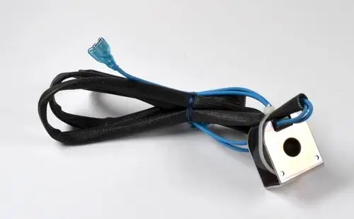 Magnetventilspule mit zwei blauen Drähten, verbunden mit einer Metallplatte. Produkt von Remko, geeignet für spezifische Anwendungen in Heiz- oder Kühlsystemen.