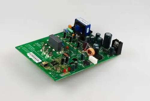 Steuerplatine von Remko mit verschiedenen elektronischen Bauteilen wie Widerständen, Kondensatoren und einer Spule auf grüner Leiterplatte.