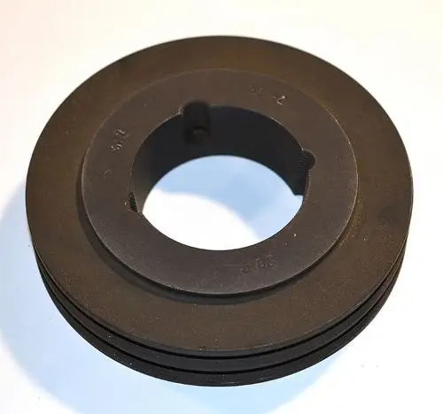 Keilriemenscheibe mit mehreren Rillen, gefertigt von Remko. Eignet sich für Maschinenanwendungen und ist aus robustem Material gefertigt.