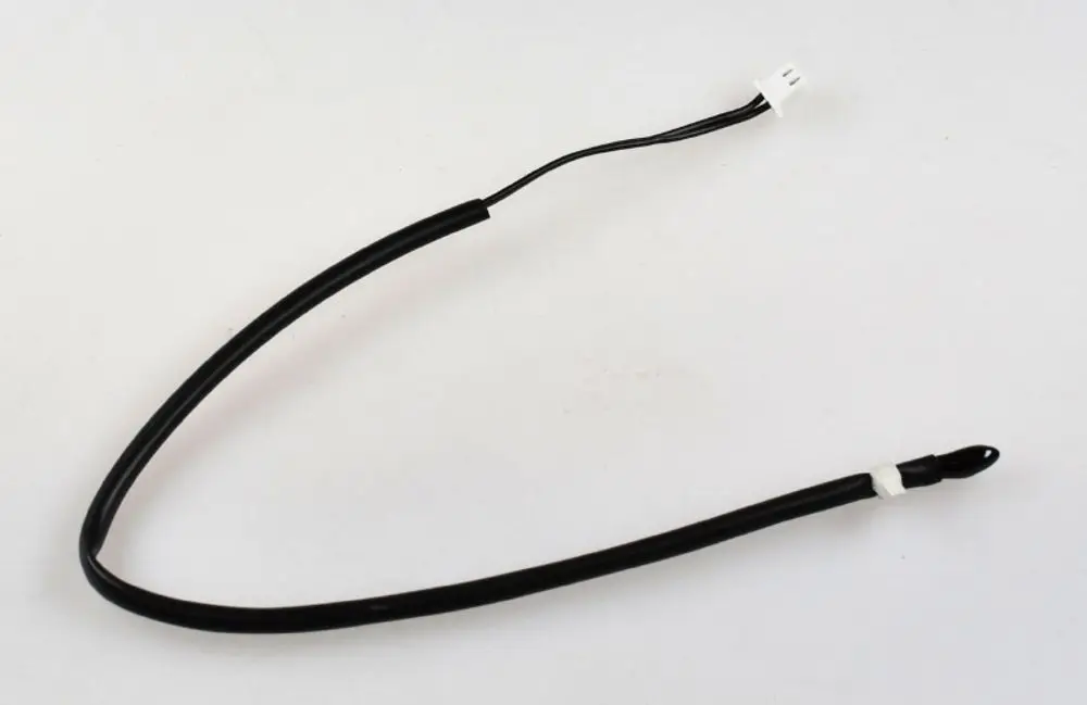 Schwarzes Kabel mit Stecker und Sensoransatz, wahrscheinlich für ein Umluftsystem von Remko, auf hellem Hintergrund.