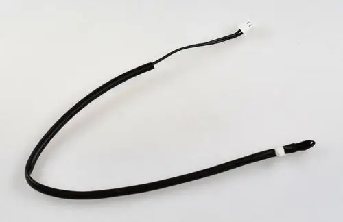 Schwarzes Kabel mit Stecker und Sensoransatz, wahrscheinlich für ein Umluftsystem von Remko, auf hellem Hintergrund.