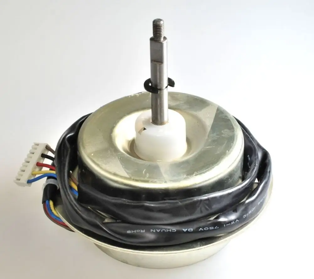Ventilatormotor mit schwarzem Kabelbaum und Metallgehäuse. Der Motor hat eine zentrale Welle und ist für den Einsatz in Remko-Geräten konzipiert.