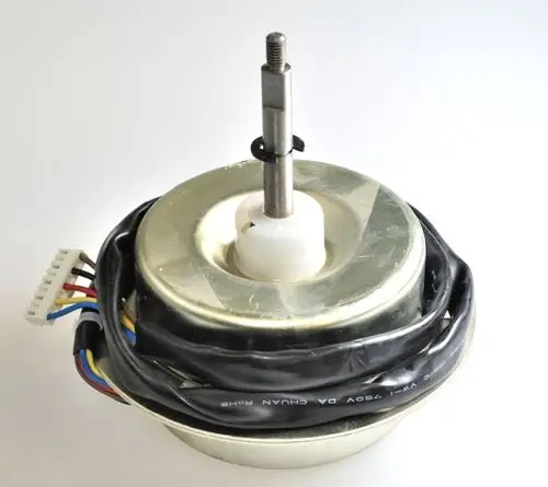 Ventilatormotor mit schwarzem Kabelbaum und Metallgehäuse. Der Motor hat eine zentrale Welle und ist für den Einsatz in Remko-Geräten konzipiert.